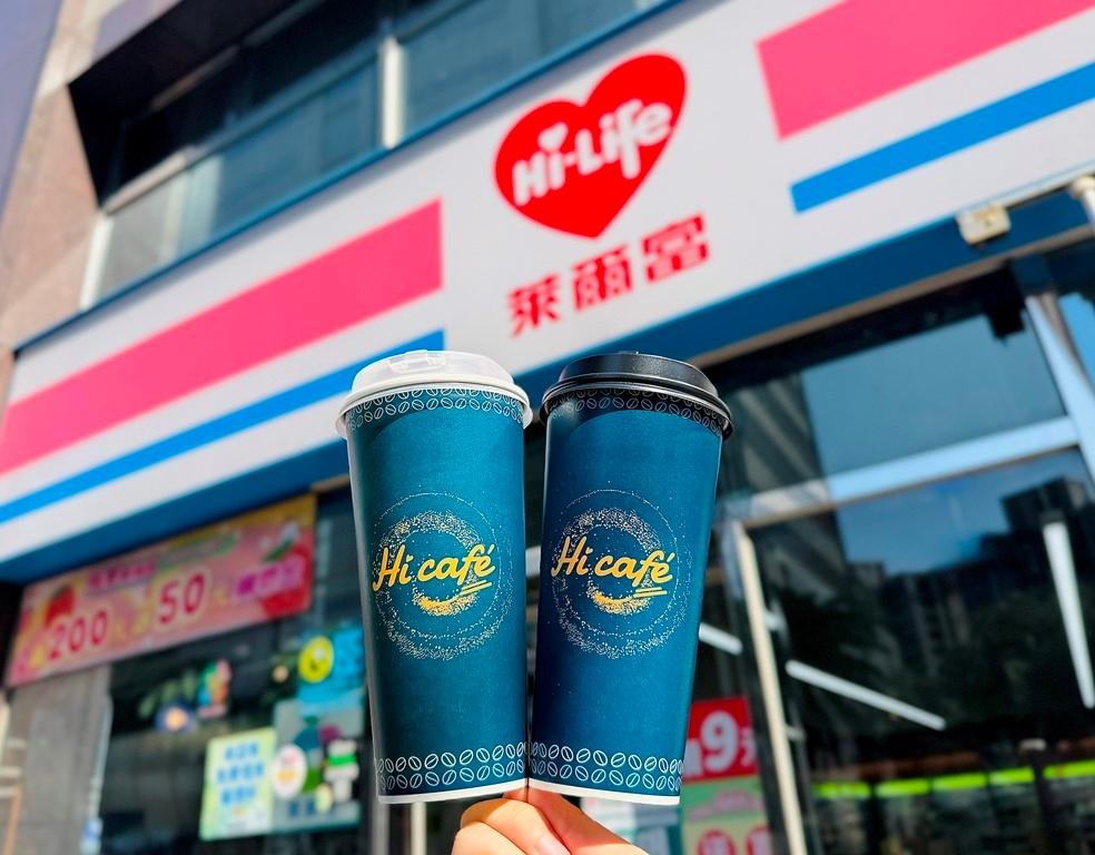 賀資格賽台灣擊敗南非，萊爾富祭出Hi café特大杯指定飲品享限時買一送一。（圖／業者提供）