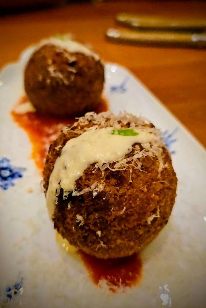 「阿蘭其尼（Arancini）」用高湯煮米，放凉以後包裹餡料，表面再煎到金黃。（圖／記者王捷攝）