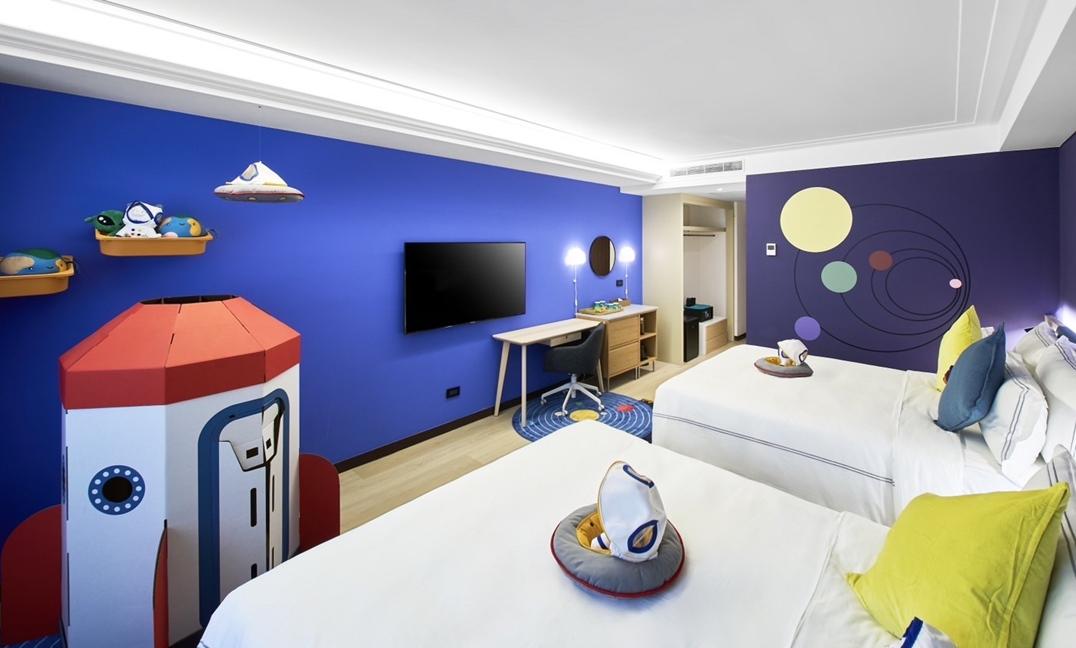 「福容徠旅中壢」IKEA「星旅」客房，以充滿奇幻色彩的太空為主題。（圖／飯店提供）