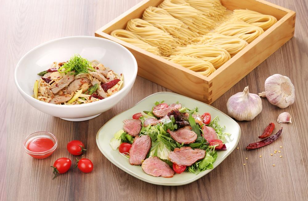 BEPPIN PASTA春季新菜「鴨胸野菜沙拉佐梅子醬」250元，「香蒜辣味鴨胸義大利麵」330元。（圖／品牌提供）