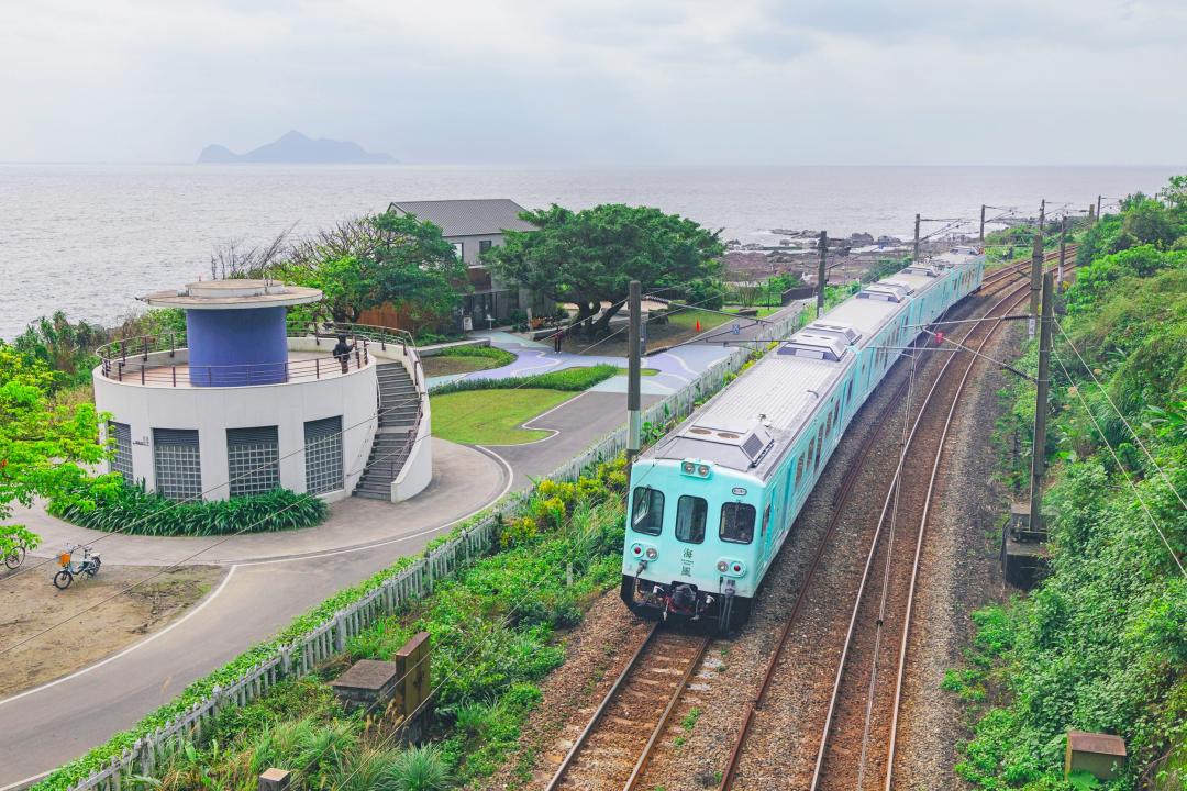 甜點觀光列車「海風號」車體外觀以湛藍和翠綠色調為主，南港至宜蘭全新夏季路線，將於4月12日首航，4月至10月每週五六日運行。（圖／雄獅旅遊提供）