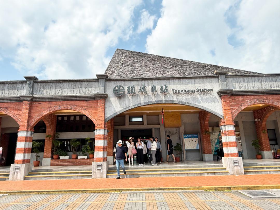 「海風號」停靠頭城車站，帶領旅客走入地方小鎮，漫步古蹟與廟宇。（圖／記者郭宣暄攝）