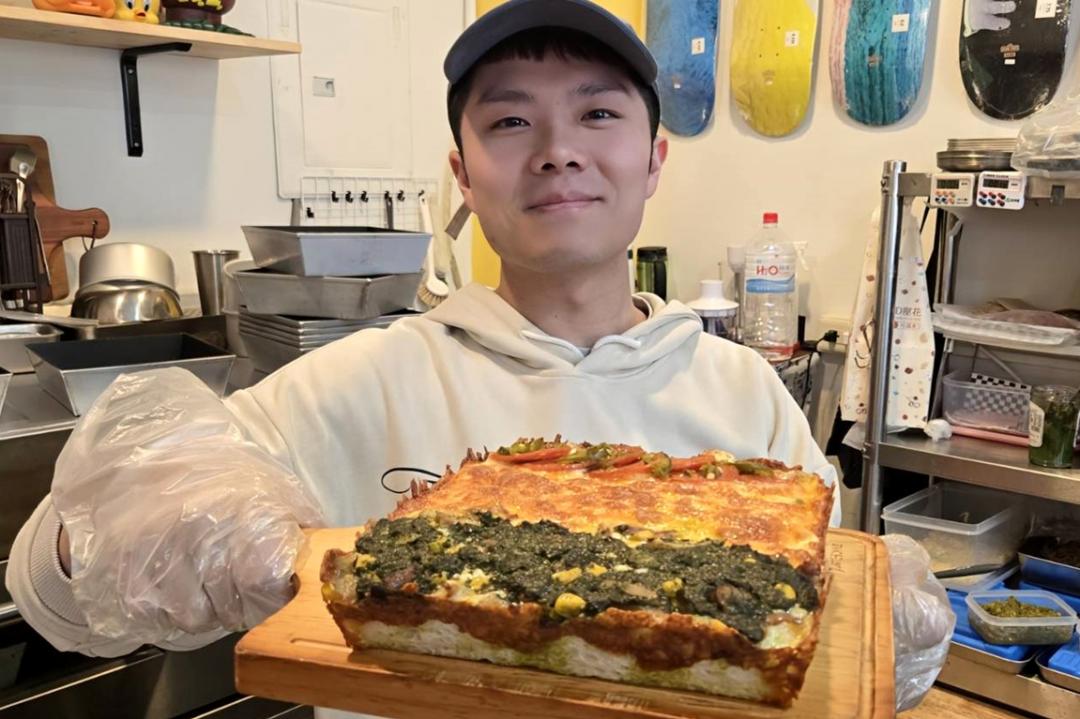 台南首間主打「底特律風格（Detroit-Style Pizza）」的披薩店「AT ONCE」上個月新開幕，老闆是喜歡美國次文化的8年級生林泰耀。（圖／記者王捷攝）