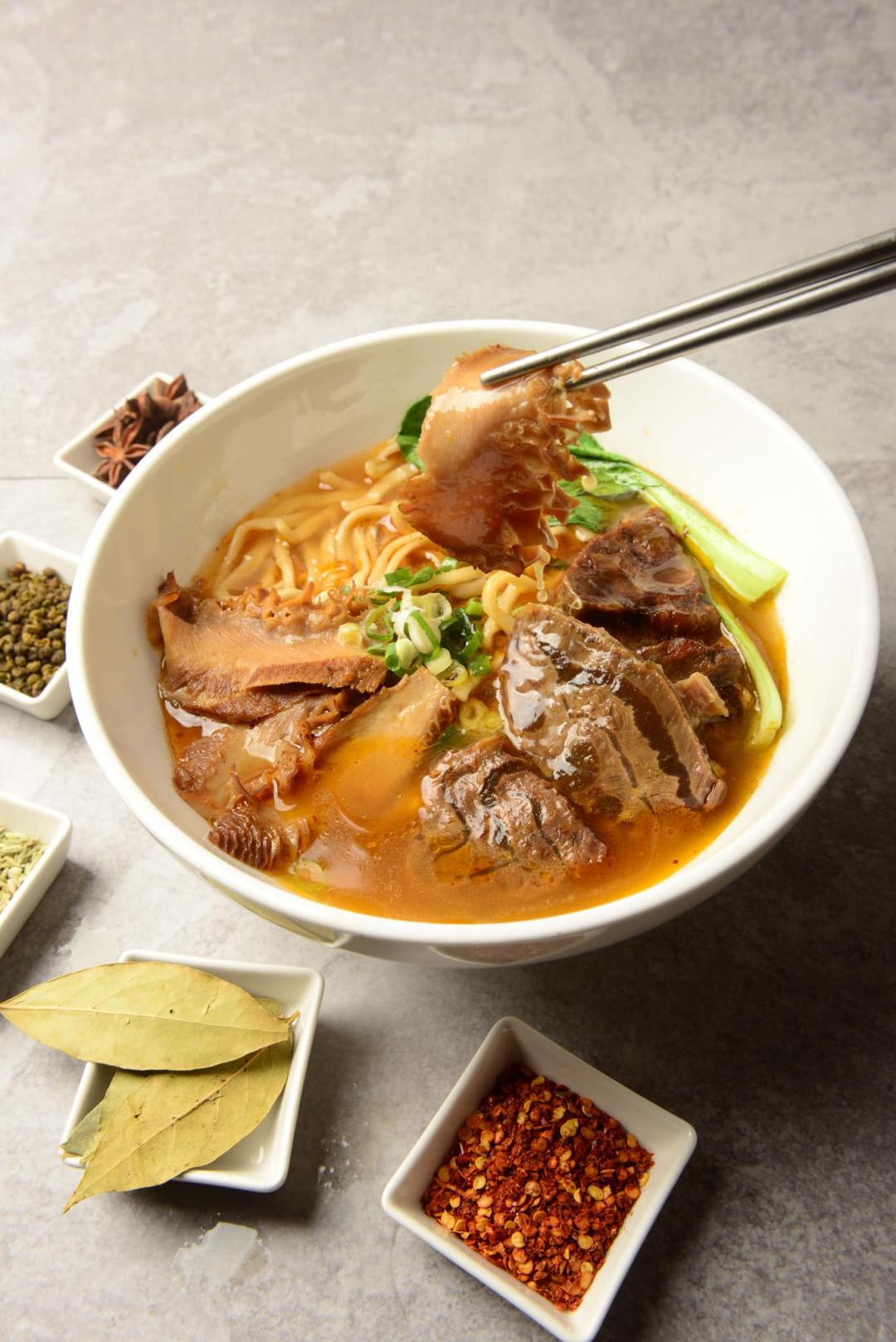 「天東86牛肉麵」湯頭保留30年秘方，添加香麻花椒元素，增添層次感。（圖／翻攝自台北市商業處FB）