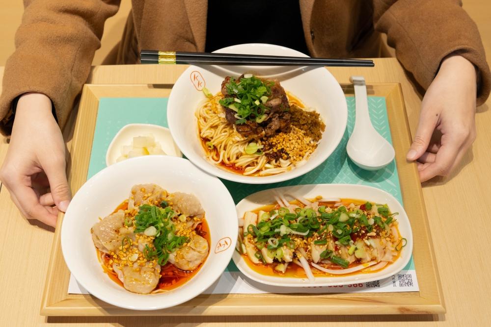 「四川燃麵」以獨門燃油拌醬為靈魂，結合彈韌麵體與花椒香氣，展現出層次豐富、香而不膩的風味特色。（圖／業者提供）