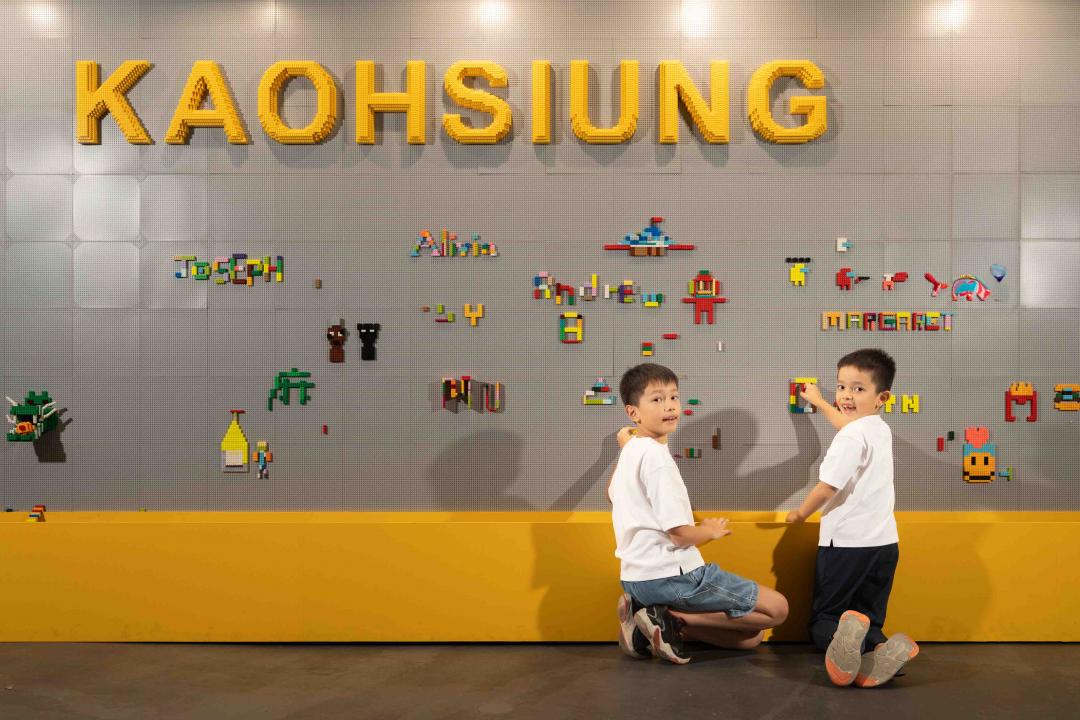 台灣樂高邀請高雄在地12所偏鄉學校舉辦工作坊，運用96塊版圖共98,304片樂高顆粒組合成「樂高雄」畫」。（圖／業者提供）
