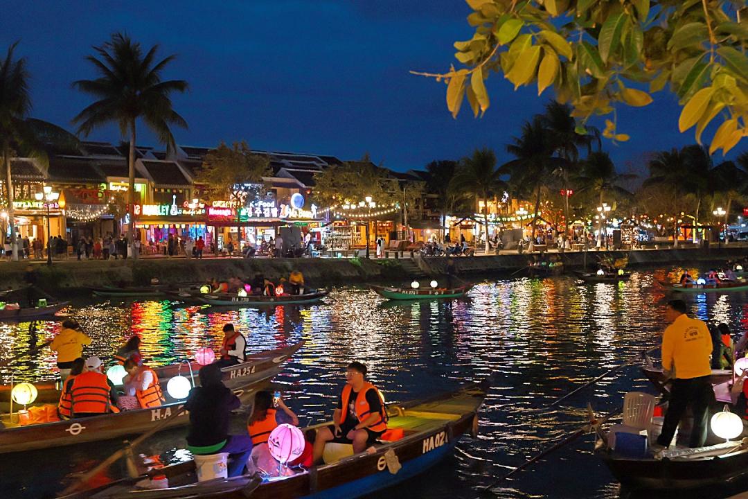 會安古鎮高掛著色彩繽紛的燈籠，多達萬盞照亮夜晚河面，相當浪漫。