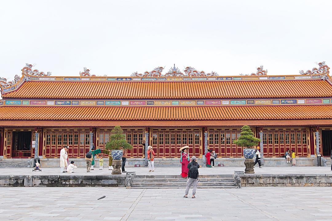 順化皇城是越南現存規模最大的古建築群，四周有護城河環繞，成人門票約台幣200元。