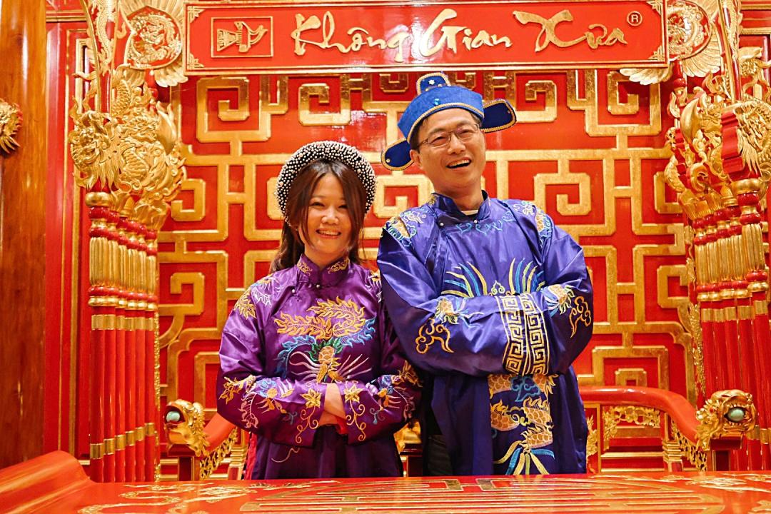 在CUNG DINH ROYAL PARK餐廳能穿著古代服飾享用皇帝宴，還能觀賞宮廷樂曲表演。