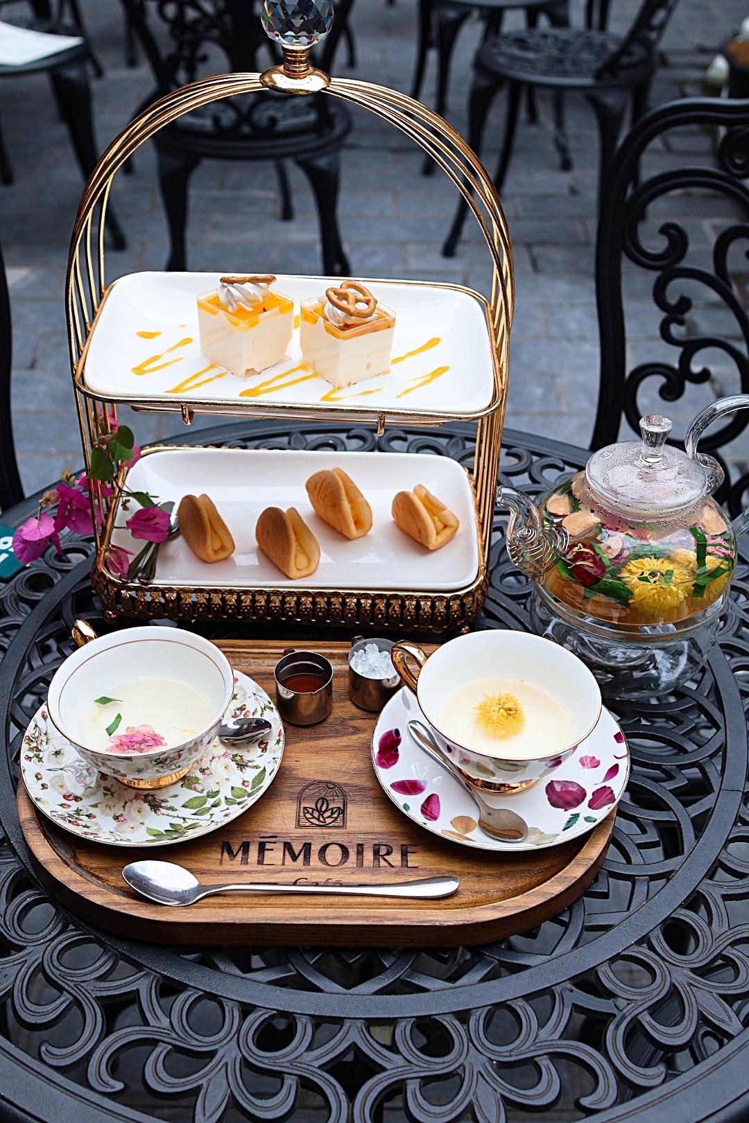 Mémoire café招牌海鹽咖啡濃郁帶點鹹味，夢幻的花草下午茶組合十分唯美。