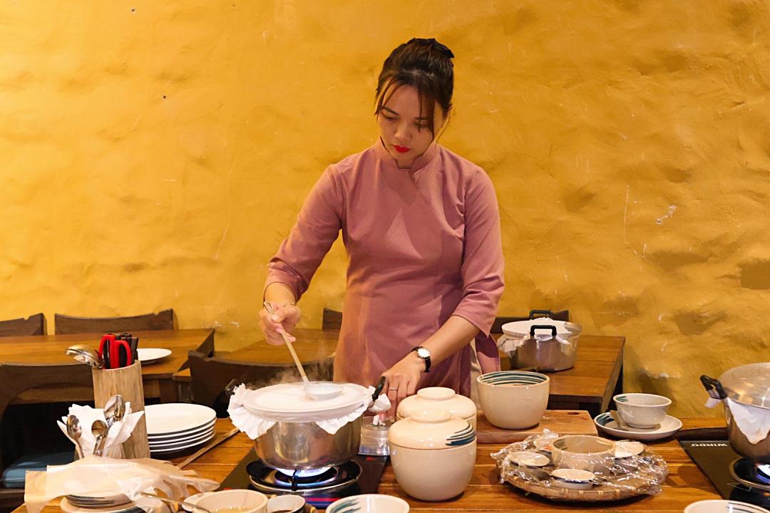 「會安茶桂蔬菜村」廚藝教室可DIY越南美食，還能品嘗6道餐點，價格約每人台幣1,200元。