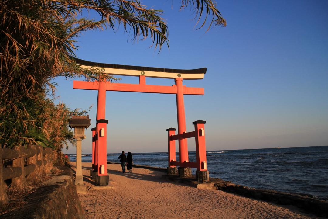  旅天下「日本九州佐賀宮崎5日」，輕鬆玩兩縣市，並前往著名度假勝地「青島」，朝聖青島神社。（圖／業者提供）