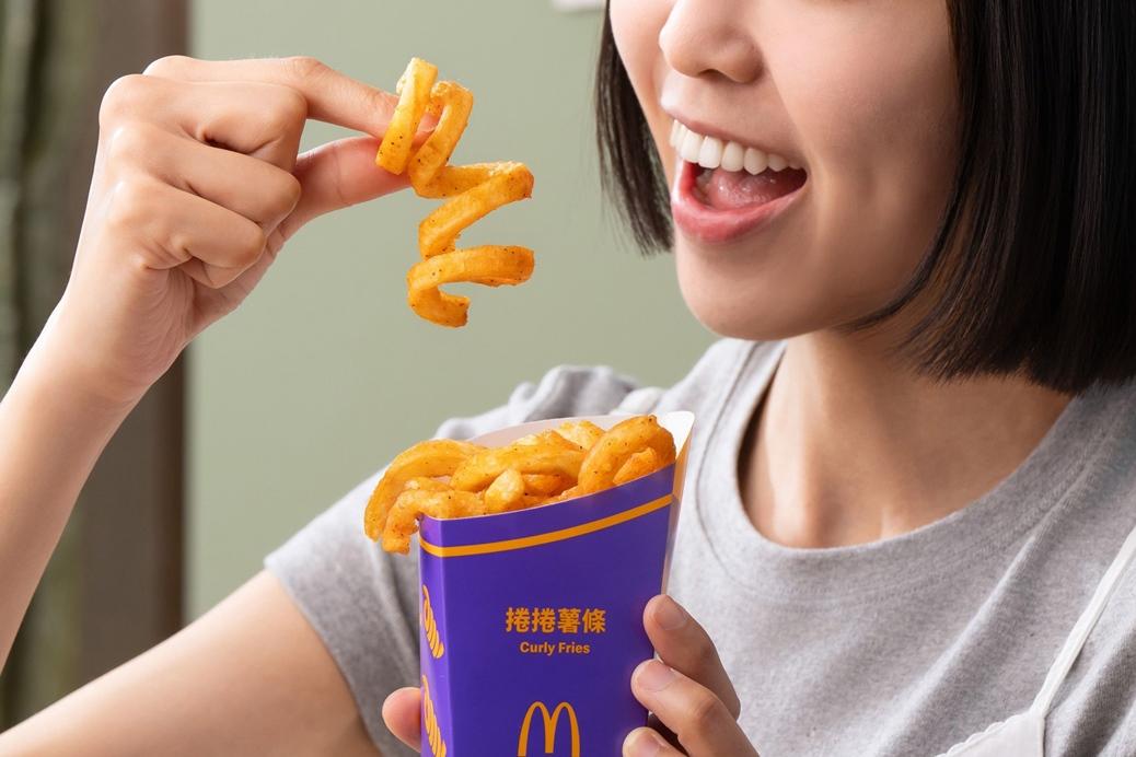麥當勞去年推出的期間限定人氣產品「捲捲薯條」，5月7日起將再次「捲」土重來。（圖／超商提供）