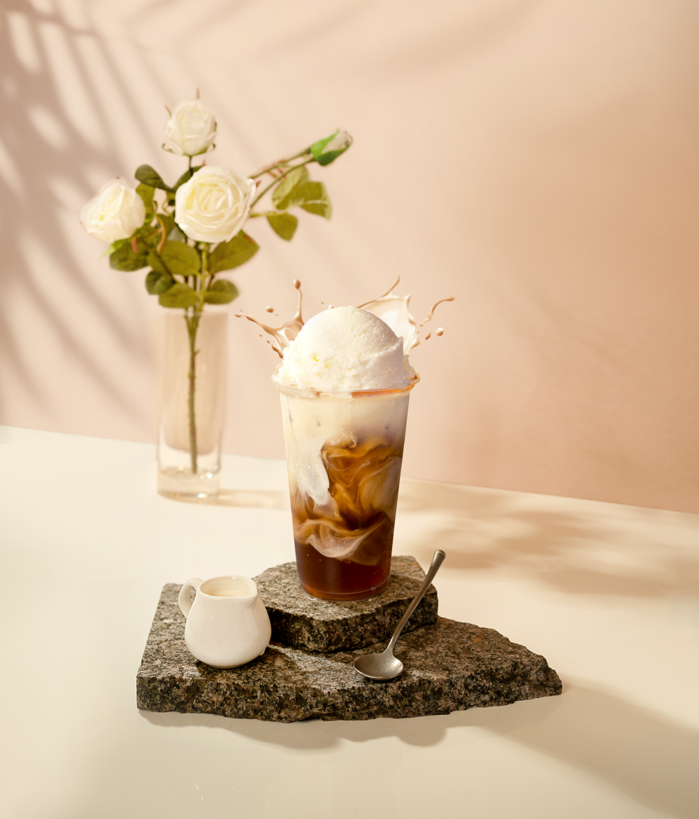 老賴茶棧首推冰淇淋紅茶系列新品，冰淇淋紅茶北部售價60元、中南部售價55元。（圖／品牌提供）