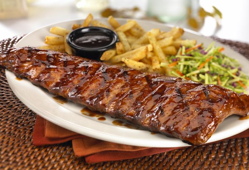 TGI FRIDAYS台中崇德餐廳即日起至5/8炭烤豬肋排買一送一。（圖／品牌提供）