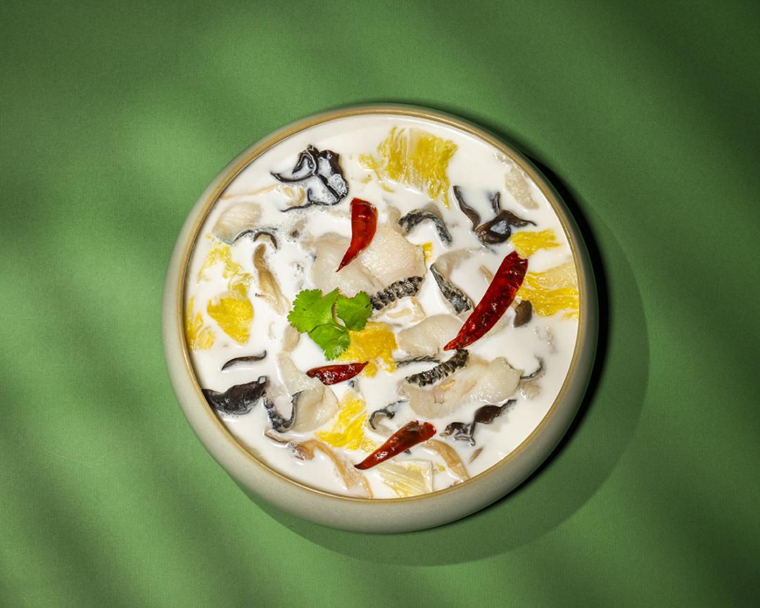 「酸椰椰魚片」每份售價699元，帶來酸中帶香辣的獨特滋味。（圖／業者提供）