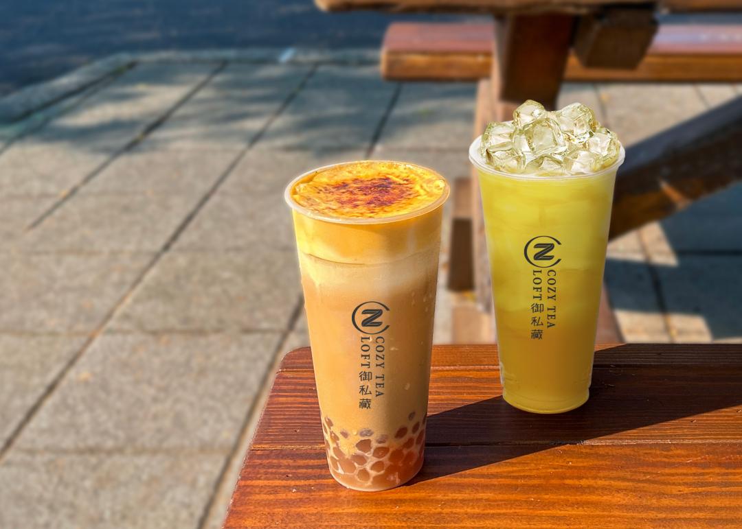 「燄燒布蕾黑龍奶」、「薰衣草綠茶」分別以第二杯半價、買一送一供應。（圖／品牌提供）