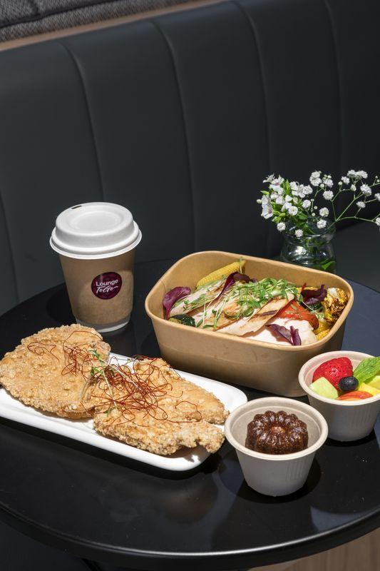 外帶餐點包含招牌酥炸無骨香雞排、碳烤時令蔬菜溫沙拉、香草可麗露等。（圖／環亞貴賓室提供）