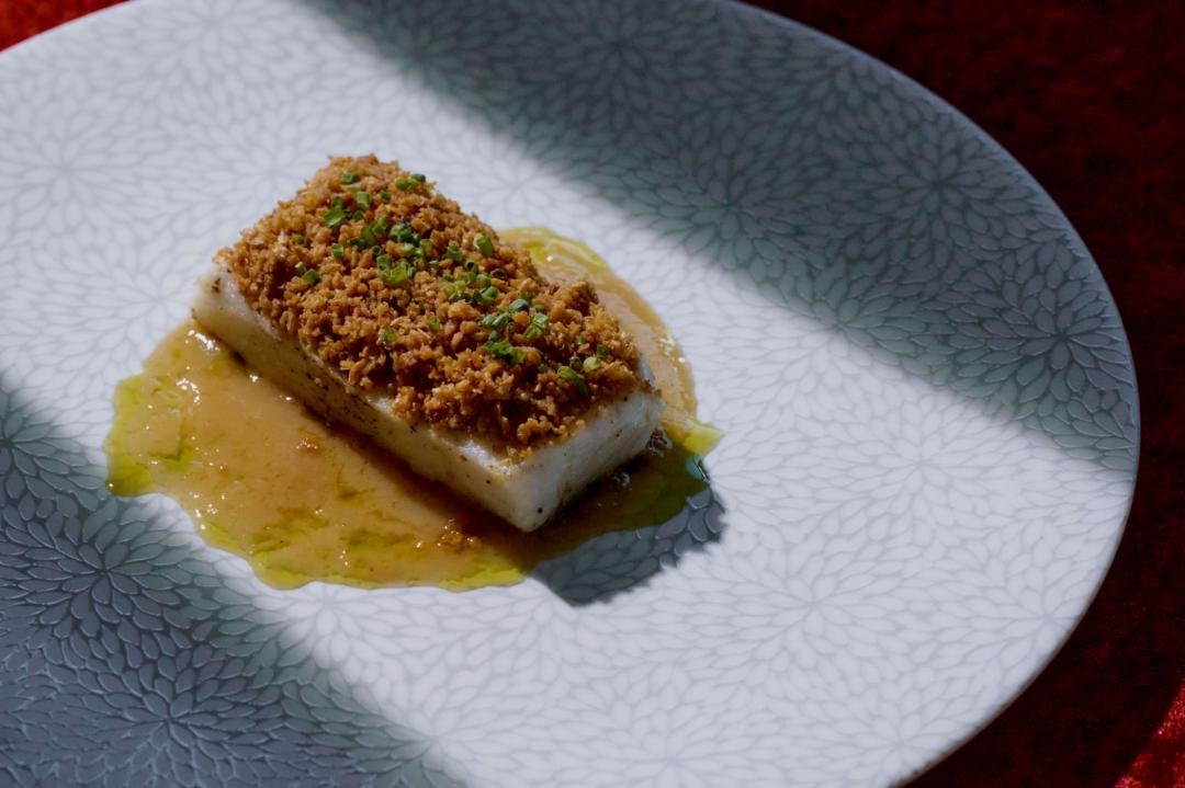 主菜「深海圓鱈／黃豆酥／花椒魚汁」是用西餐手法烹飪的「豆酥鱈魚」。（圖／晶英酒店提供）