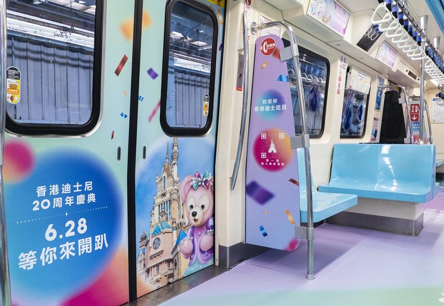 香港迪士尼派對主題彩繪列車以迪士尼經典角色和樂園特色地標佈置的車廂。（圖／主辦單位提供）