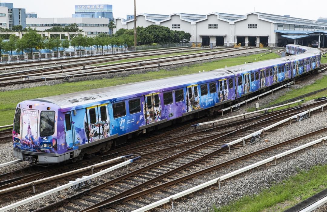 淡水信義線5月7日至9月7日推出香港迪士尼派對主題彩繪列車。（圖／主辦單位提供）