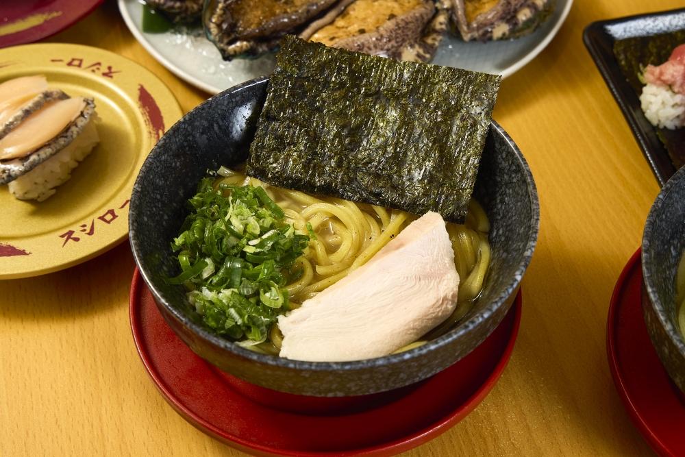 壽司郎×《拉麵專門和海》聯名拉麵140元開吃。（圖／品牌提供）