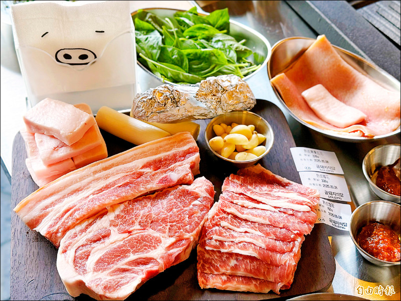 套餐含三種經典肉品、烤蔬菜、泡菜鍋及韓式拉麵等，兩人份售價1,900元、三人份售價2,850元。（記者郭宣暄攝）