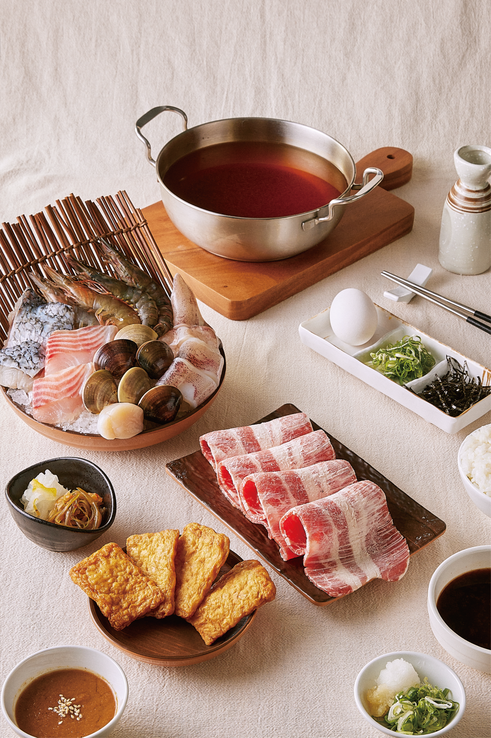 「和十Shabu」秘製氣冷雞腿、究好豬五花售價399元，牛肉類則是售價429元起。（圖／品牌提供）
