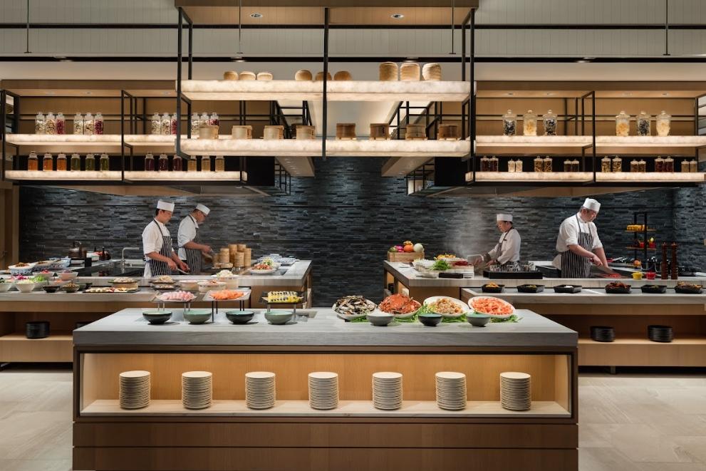座落北市精華地區的台北國泰萬怡酒店推出MJ Kitchen「美饌暢饗套票」。（圖／飯店提供）