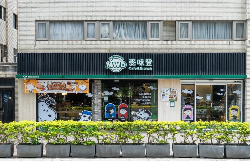 「麥味登 x PEANUTS」首家聯名概念店設立在麥味登北市敦南遠企店。（圖／品牌提供）