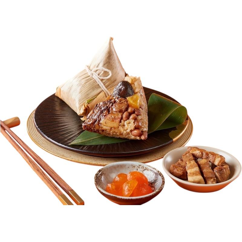 呷七碗 × 小王煮瓜「黑金蛋黃控肉粽」每袋5顆399元，各大通路販售。