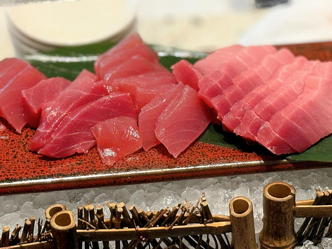 「SERENA全日餐廳」享受多款現切黑鮪魚生魚片、鮪魚壽司吃到飽。（圖／記者郭宣暄攝）