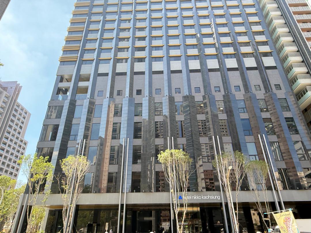 去年新開幕的「高雄日航酒店」共22層樓高，擁有260間客房與5間餐廳。（圖／記者郭宣暄攝）