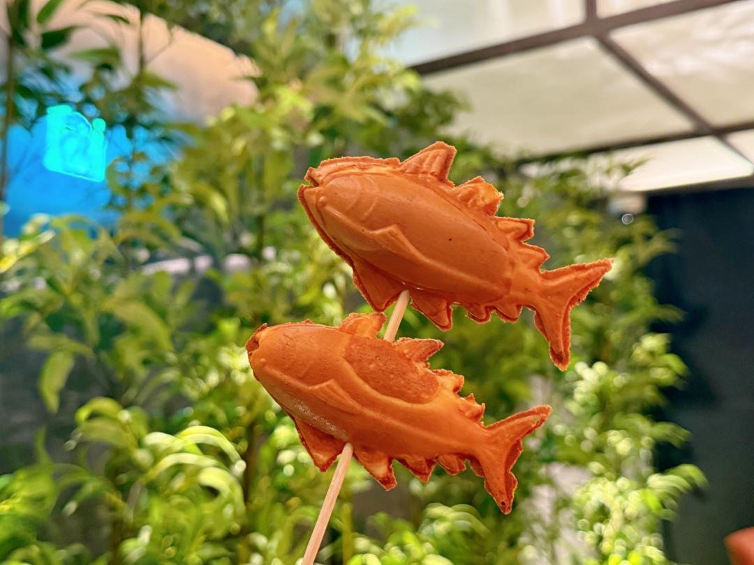 「鮪魚造型雞蛋糕」分別為鮪魚起司、紅豆兩種內餡口味。（圖／記者郭宣暄攝）