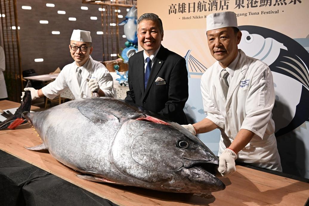 高雄日航酒店16日於二樓SERENA全日餐廳舉行黑鮪魚解體秀，由左起日本料理「飛翔」總料理長瀨戶本秀人、高雄日航酒店總經理福元雅彦、日本料理「飛翔」壽司料理長長瀨剛。（記者李惠洲攝）