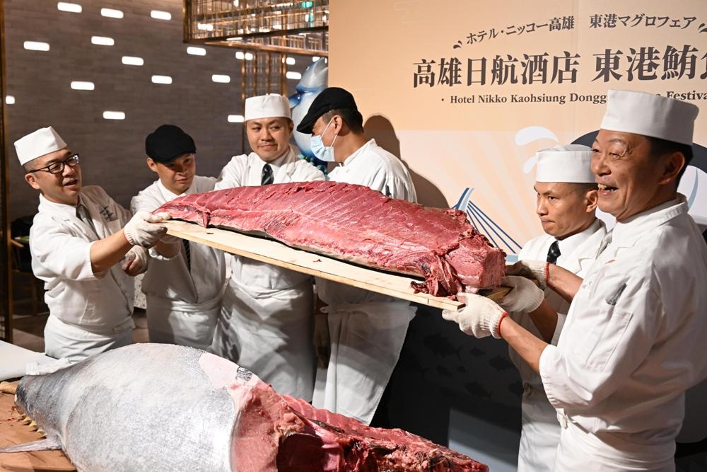 黑鮪魚切下來的背肉需要由4個人才能端得起來。（記者李惠洲攝）
