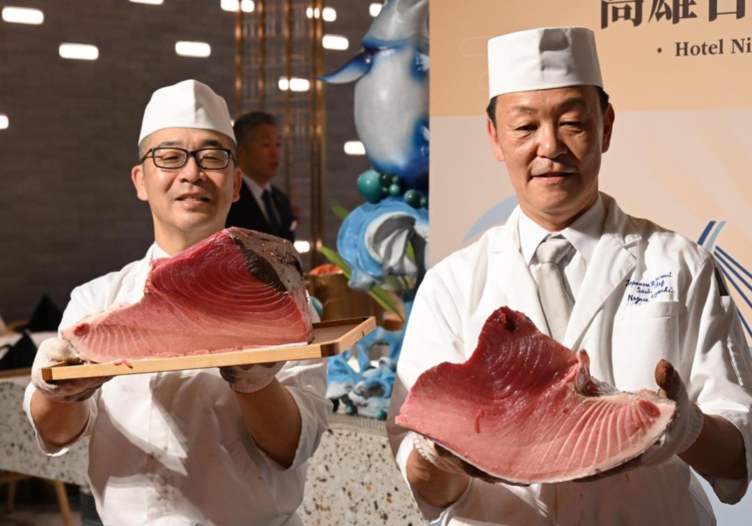 黑鮪魚與中腹、大腹等部位，料理長們表示這是最適合做成握壽司或生魚片。（記者李惠洲攝）