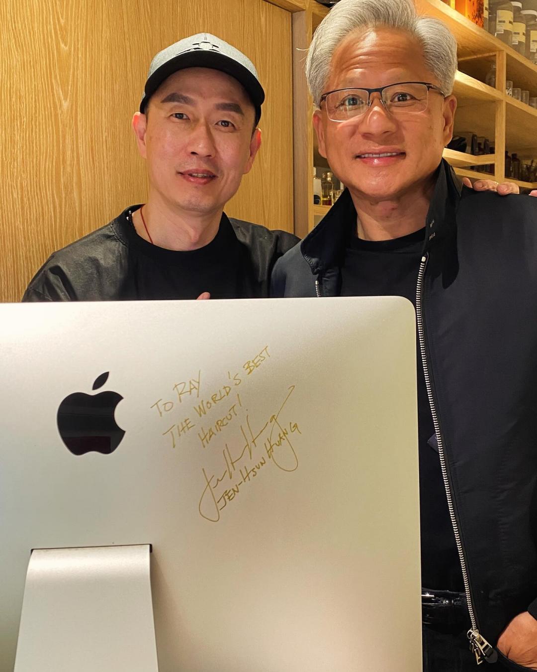 黃仁勳曾在電腦寫上「這是世界上最好的理髮」送給愛店。（圖／翻攝自Manor Salon粉專）