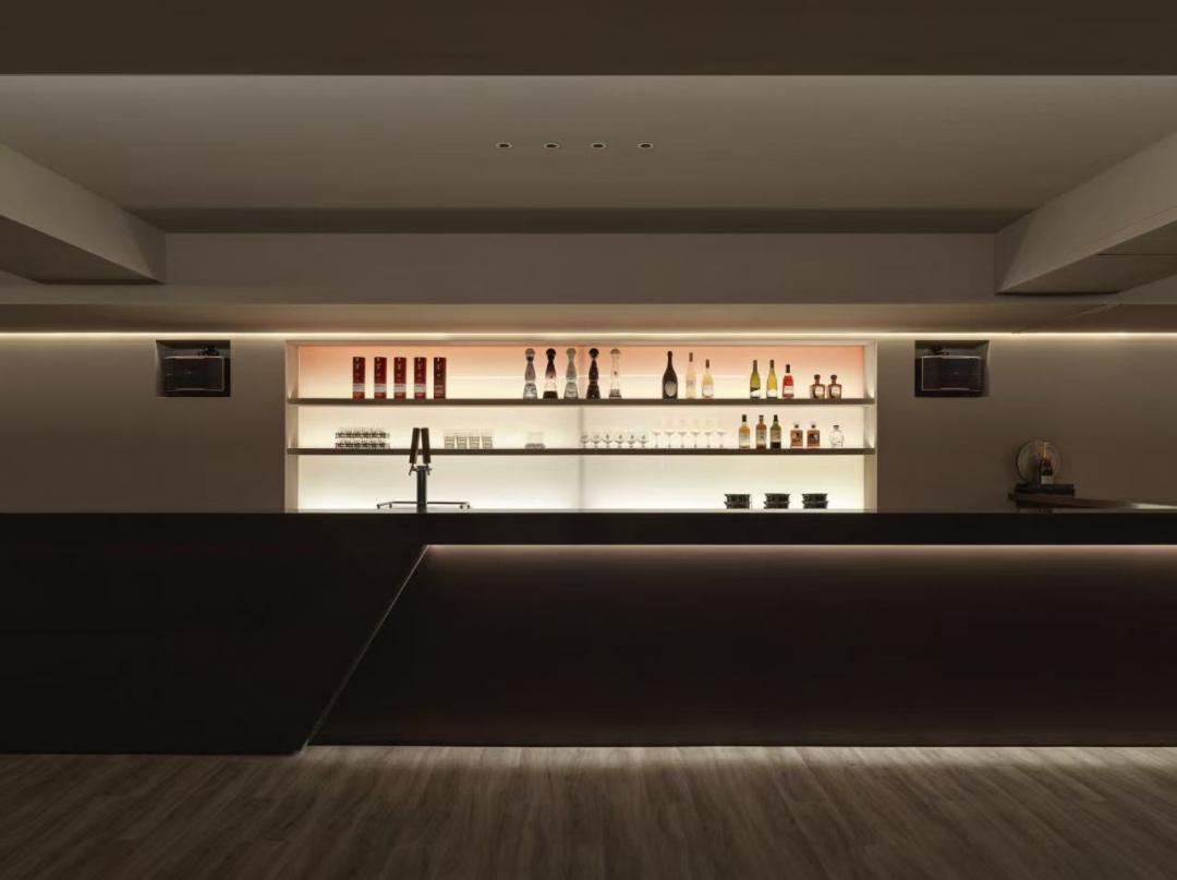 Tee Time吧台供應汲飲調酒、生啤與各式烈酒與葡萄酒。（圖／業者提供）