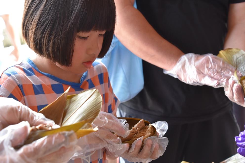 包粽體驗讓端午充滿儀式感，大人小孩不亦樂乎。（圖／業者提供）