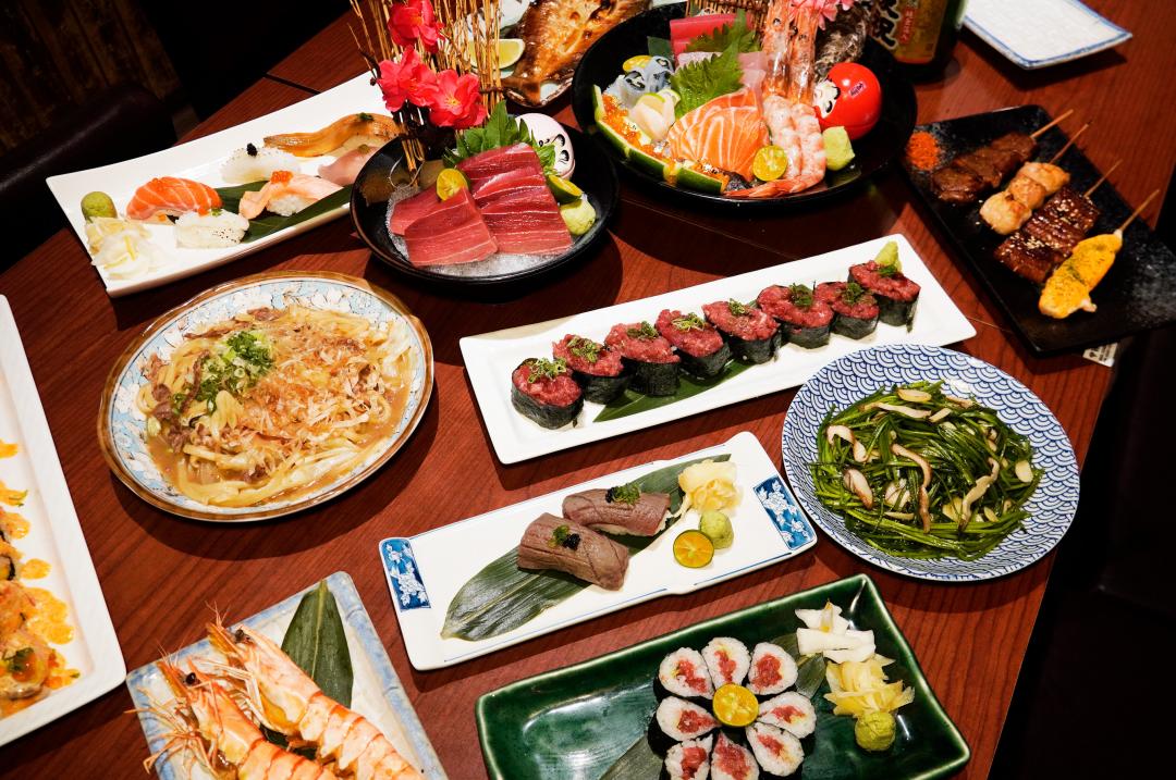 狗一下居酒食堂忠孝店獨家推出近百道日料、黑鮪魚吃到飽，每人最低988元起。（圖／業者提供）
