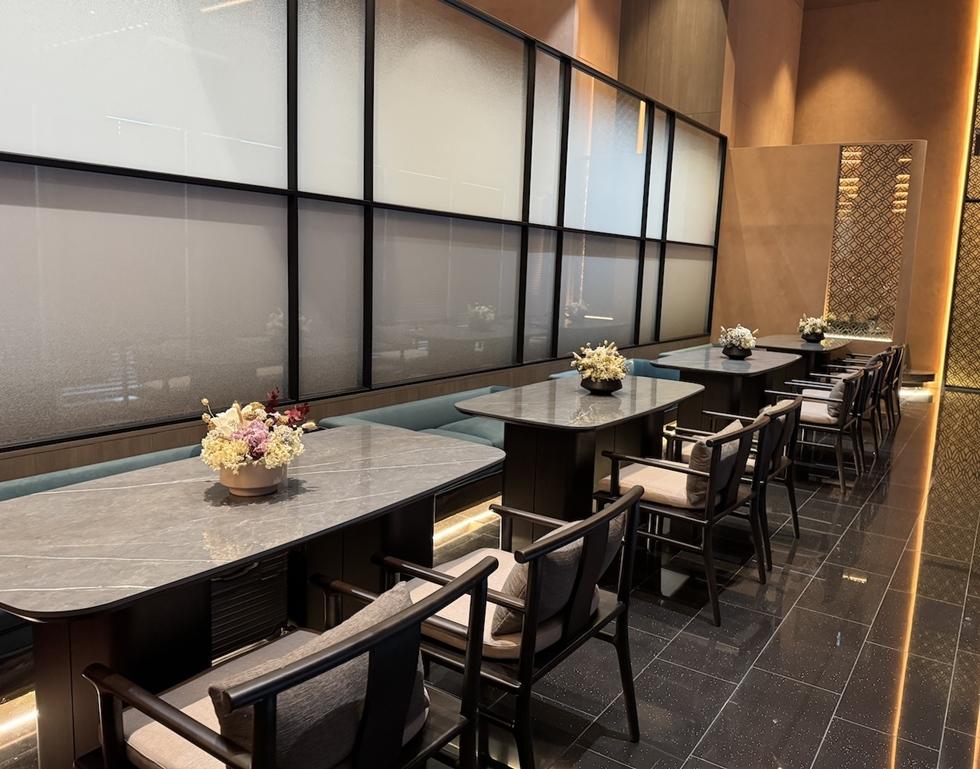 餐廳一樓區參考南宋《夢梁錄》記載，將點茶、焚香、掛畫、賞花融入設計，規劃46席座位。（圖／品牌提供）