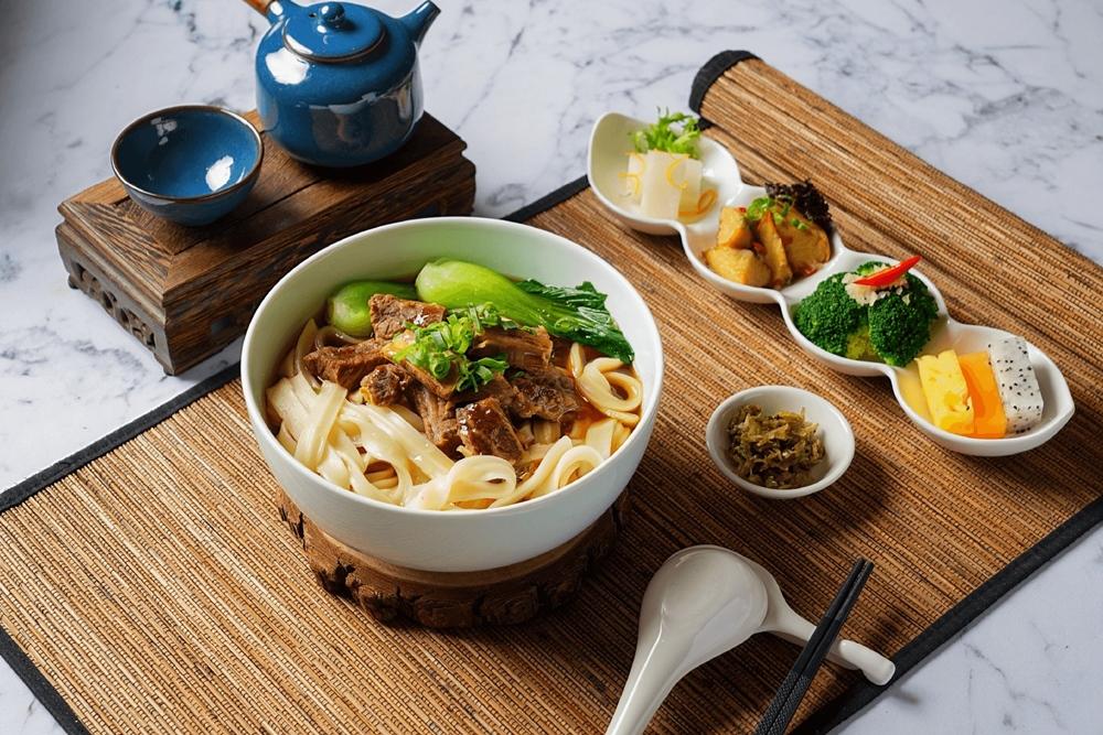「主廚精選牛肉刀削麵」以濃郁牛肉高湯為底，搭配彈韌刀削麵條，牛肋條軟嫩多汁，口感層次豐富。（圖／飯店提供）