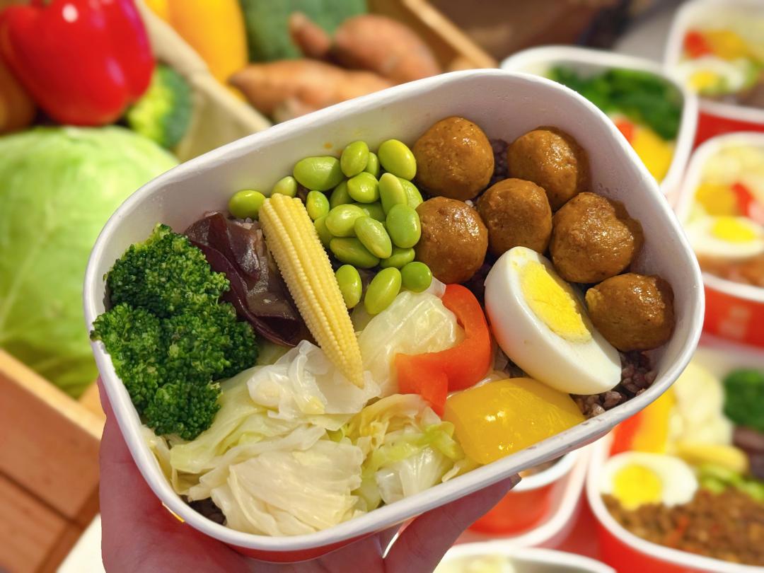 路易莎董事長黃銘賢最推薦「不素小肉丸」定價120元。（圖／記者郭宣暄攝）