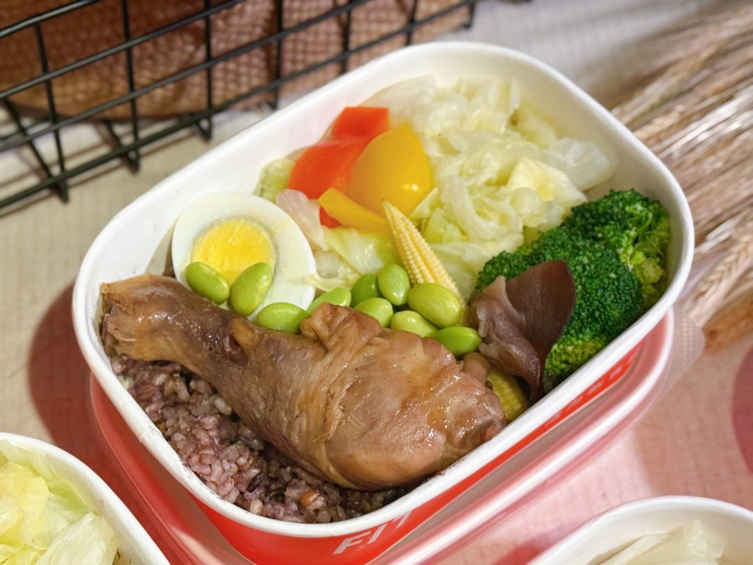 「雞腿好棒棒」定價135元，用心燉滷的雞腿，咬下去多汁又香濃。（圖／記者郭宣暄攝）