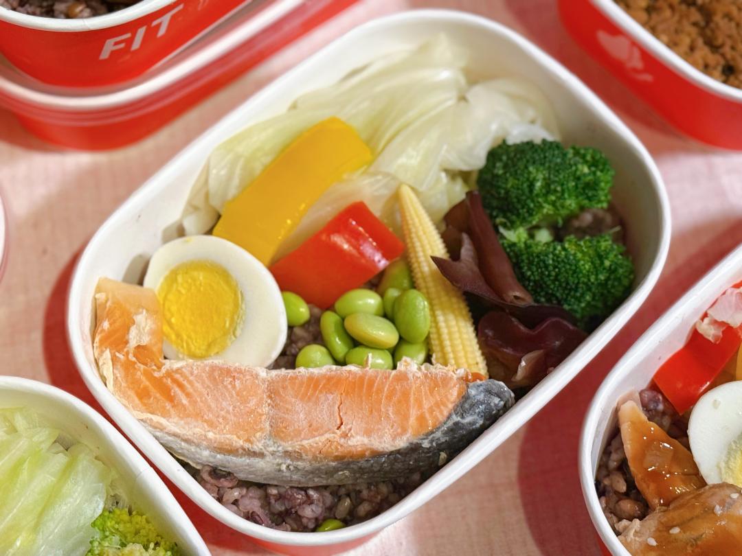 「鮭魚好營養」定價170元，外酥內嫩的香煎鮭魚，保留魚肉的鮮嫩與多汁，增添滿滿的營養。（圖／記者郭宣暄攝）