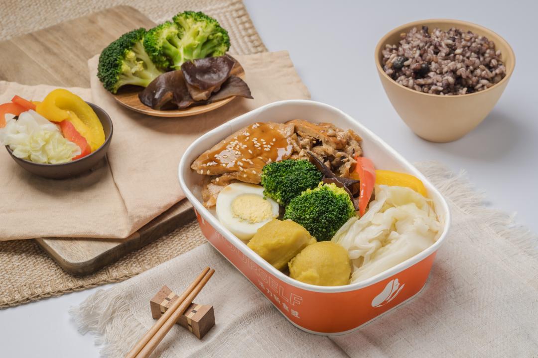「照燒魚兒游」定價140元，鹹甜濃醇的照燒醬滲入食材，慢火煎煮、香氣撲鼻。（圖／路易莎提供）