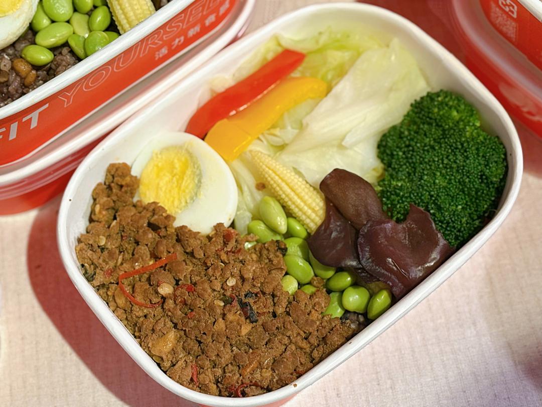 最熱賣的「打拋好好豬」定價120元，口感香辣下飯。（圖／記者郭宣暄攝）