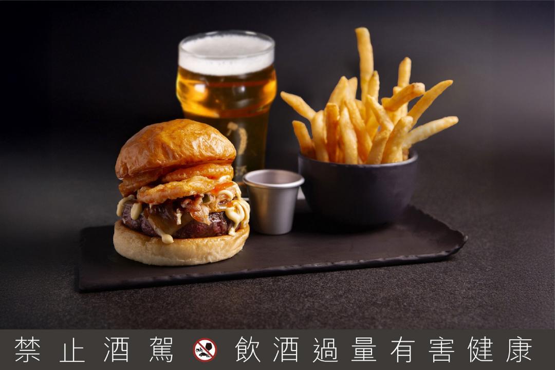 INGE’S Bar & Grill深夜限定「乾式熟成美國牛肉功夫漢堡套餐」每份990元+10%。（圖／業者提供）