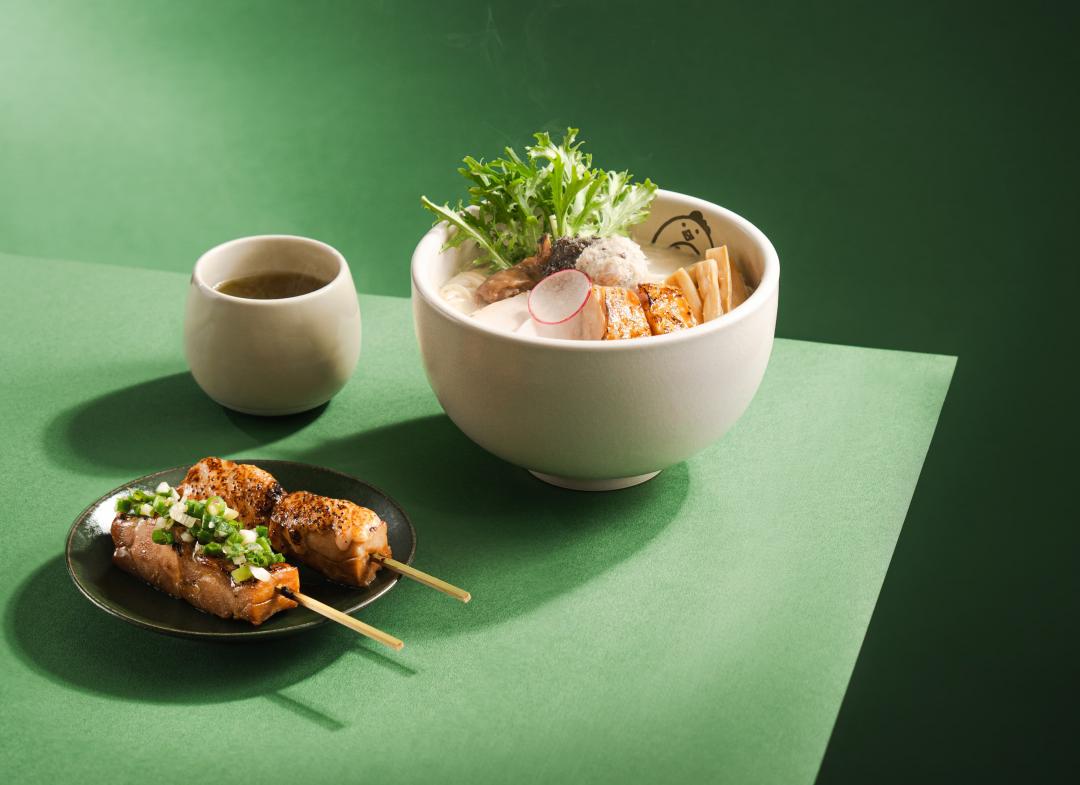 雞湯桑主打五款風味湯頭拉麵，搭配多款直火燒鳥配料，風味層次豐富。（圖／業者提供）